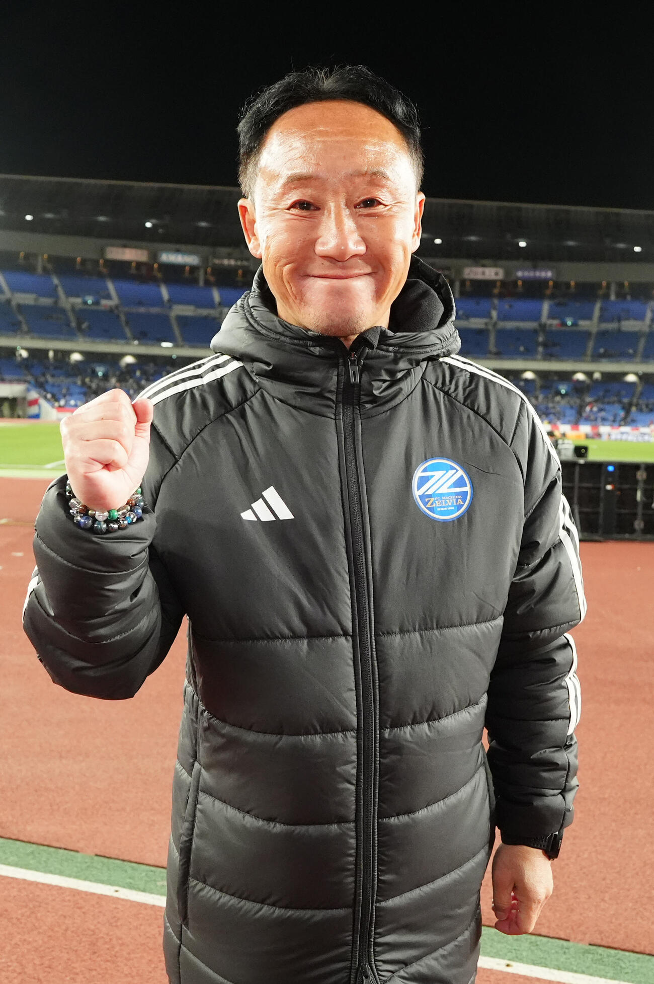 横浜対町田　試合後、ガッツポーズで写真に納まる町田黒田監督（撮影・江口和貴）
