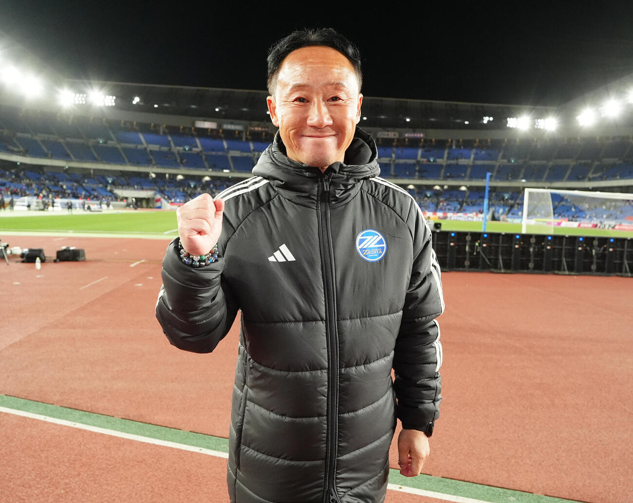 横浜対町田　試合後、ガッツポーズで写真に納まる町田黒田監督（撮影・江口和貴）