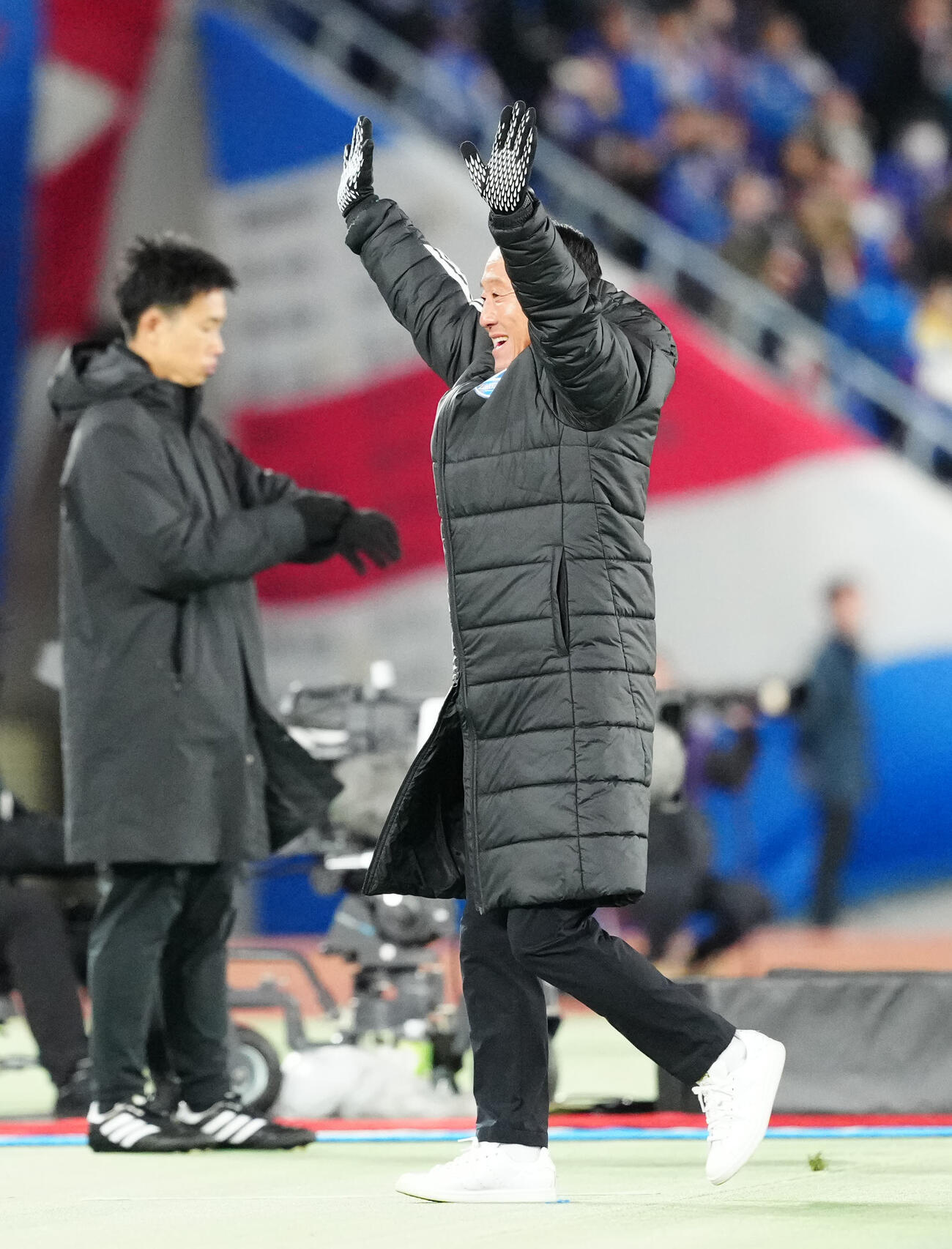 横浜対町田　試合終了のホイッスルを聞き、勝利を喜ぶ町田黒田監督（撮影・江口和貴）