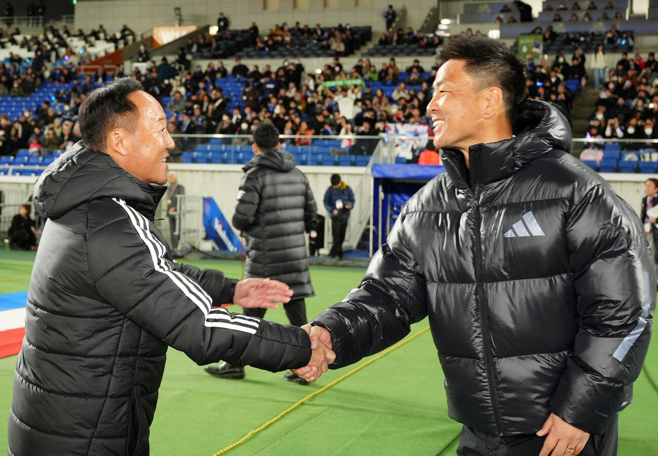 横浜対町田　試合前、握手を交わす横浜大島監督（右）と町田黒田監督（撮影・江口和貴）