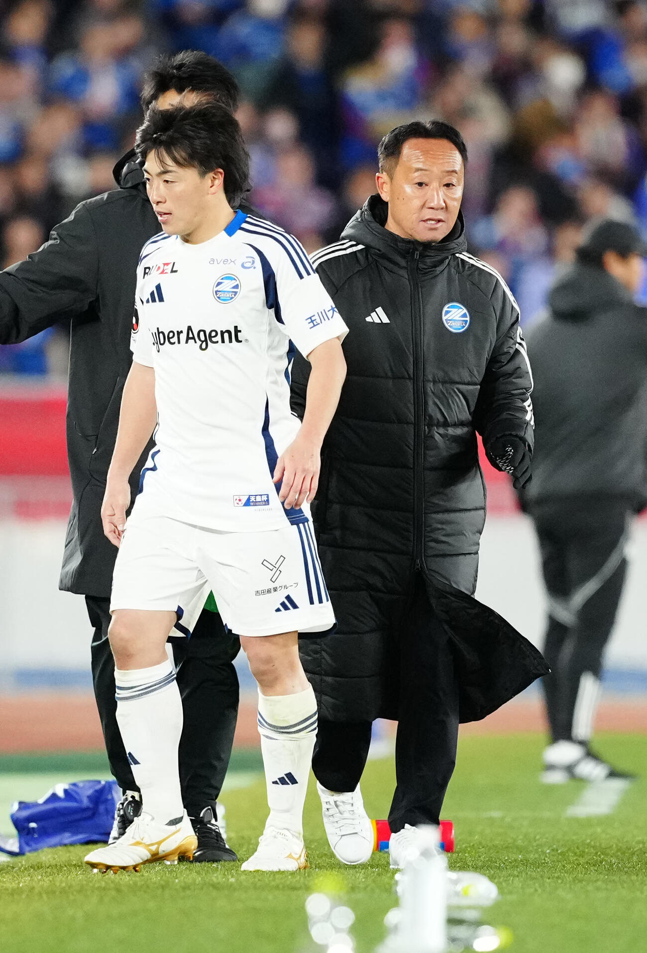 横浜対町田　後半、交代で町田黒田監督（右）からねぎらいを受けた相馬（撮影・江口和貴）