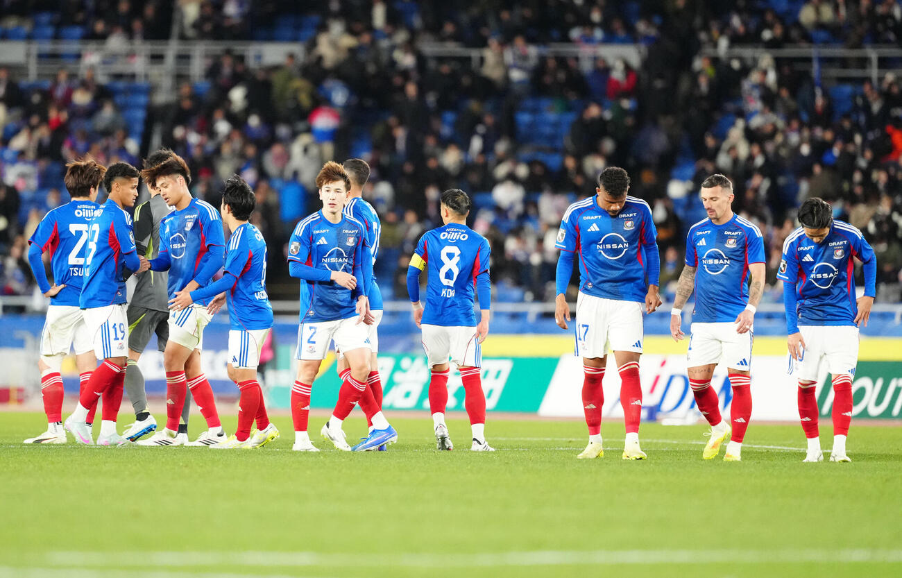 横浜対町田　町田に敗れ、厳しい表情を見せる横浜の選手たち（撮影・江口和貴）