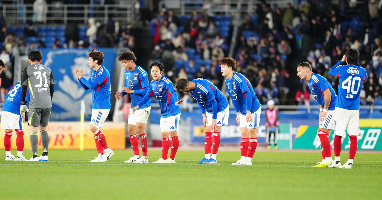 横浜対町田　町田に敗れ、厳しい表情を見せる横浜の選手たち（撮影・江口和貴）