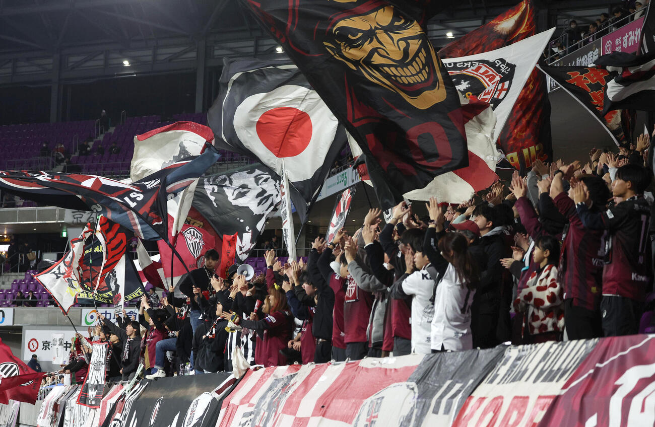 京都対神戸　キックオフを前に盛り上がる神戸サポーター（撮影・白石智彦）
