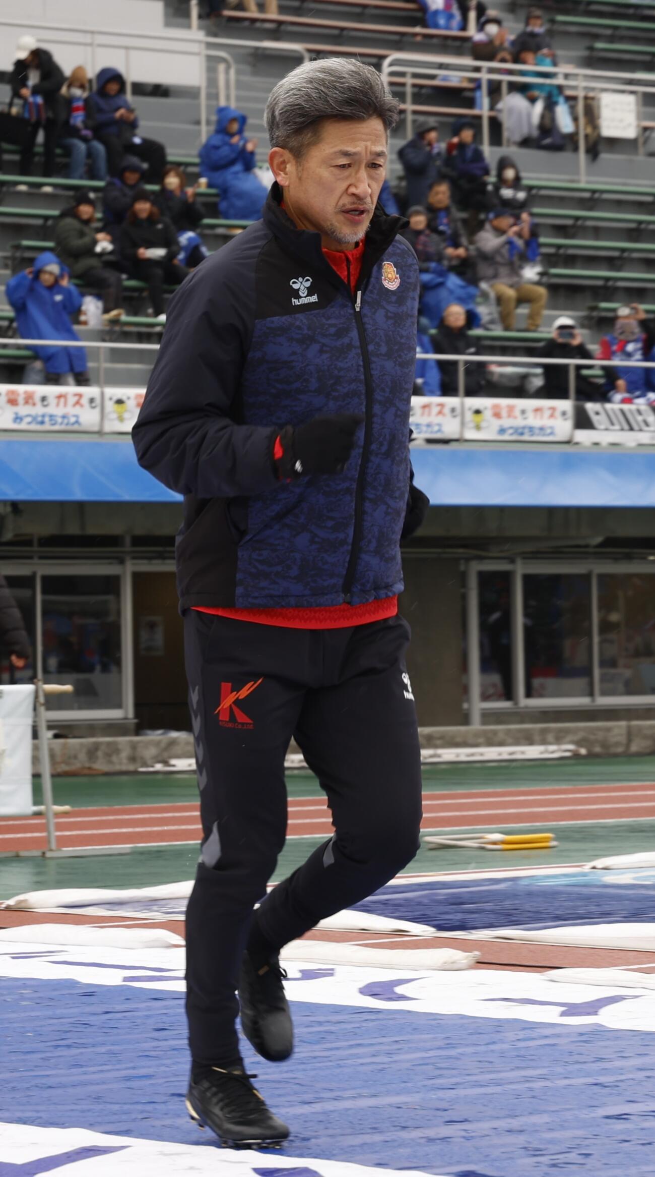 甲府対福島　試合前のウォーミングアップに登場した福島カズ（撮影・山本朝陽）