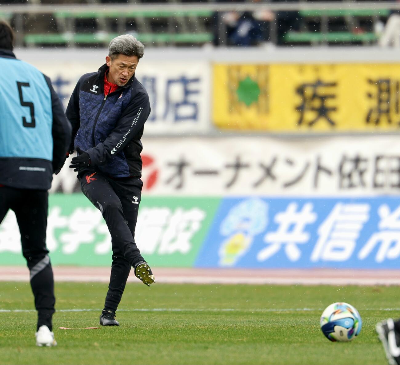 甲府対福島　試合前のウォーミングアップを行う福島カズ（撮影・山本朝陽）