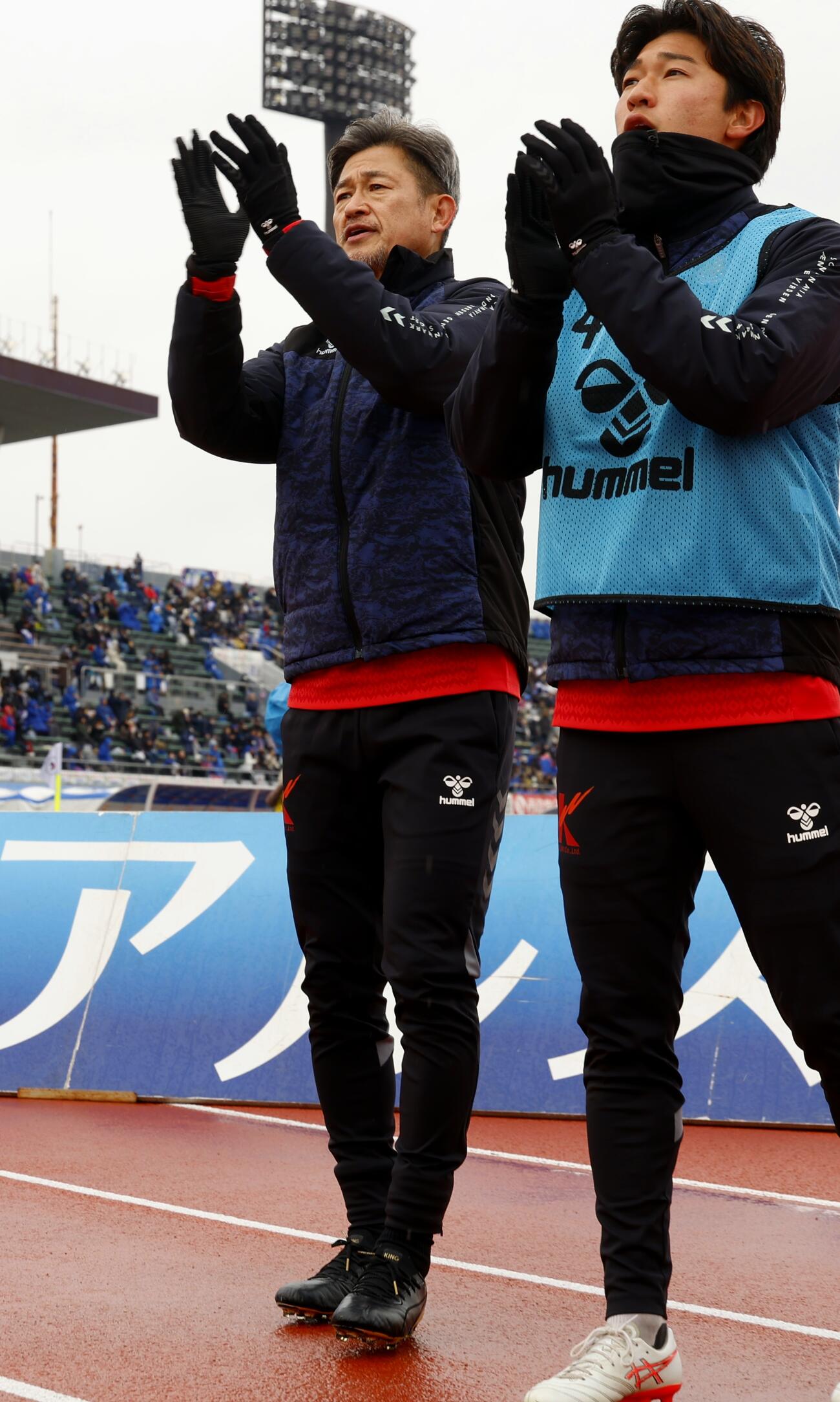 甲府対福島　試合前のウォーミングアップに登場した福島カズ（左）（撮影・山本朝陽）