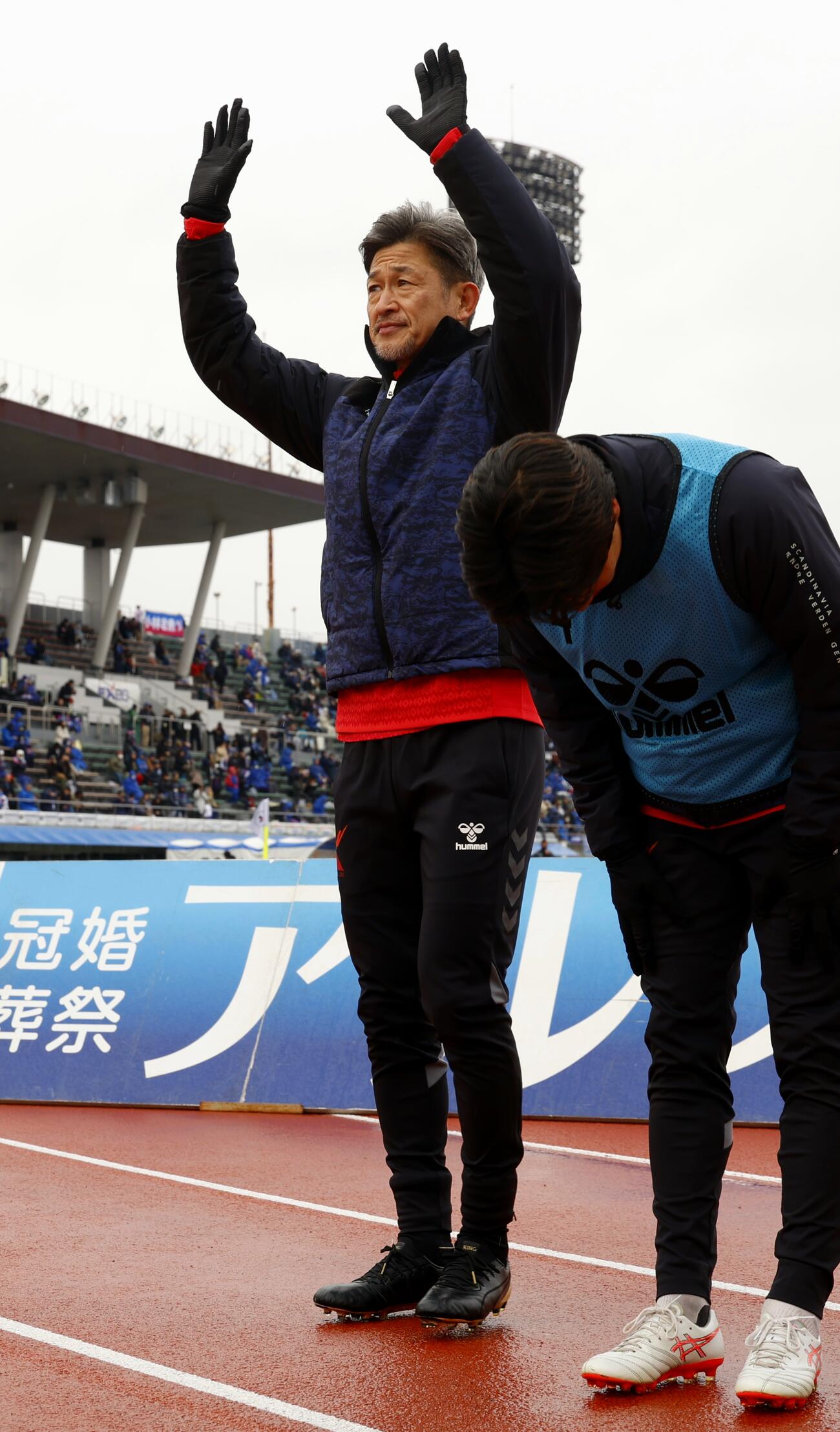 甲府対福島　試合前のウォーミングアップに登場した福島カズ（撮影・山本朝陽）