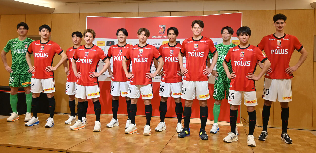 浦和の新体制会見に出席した前列左から片山、宮本、二田、田中、和田、後列左から佐藤、植木、松永、肥田野、吉田、ルカ（2026年1月撮影）