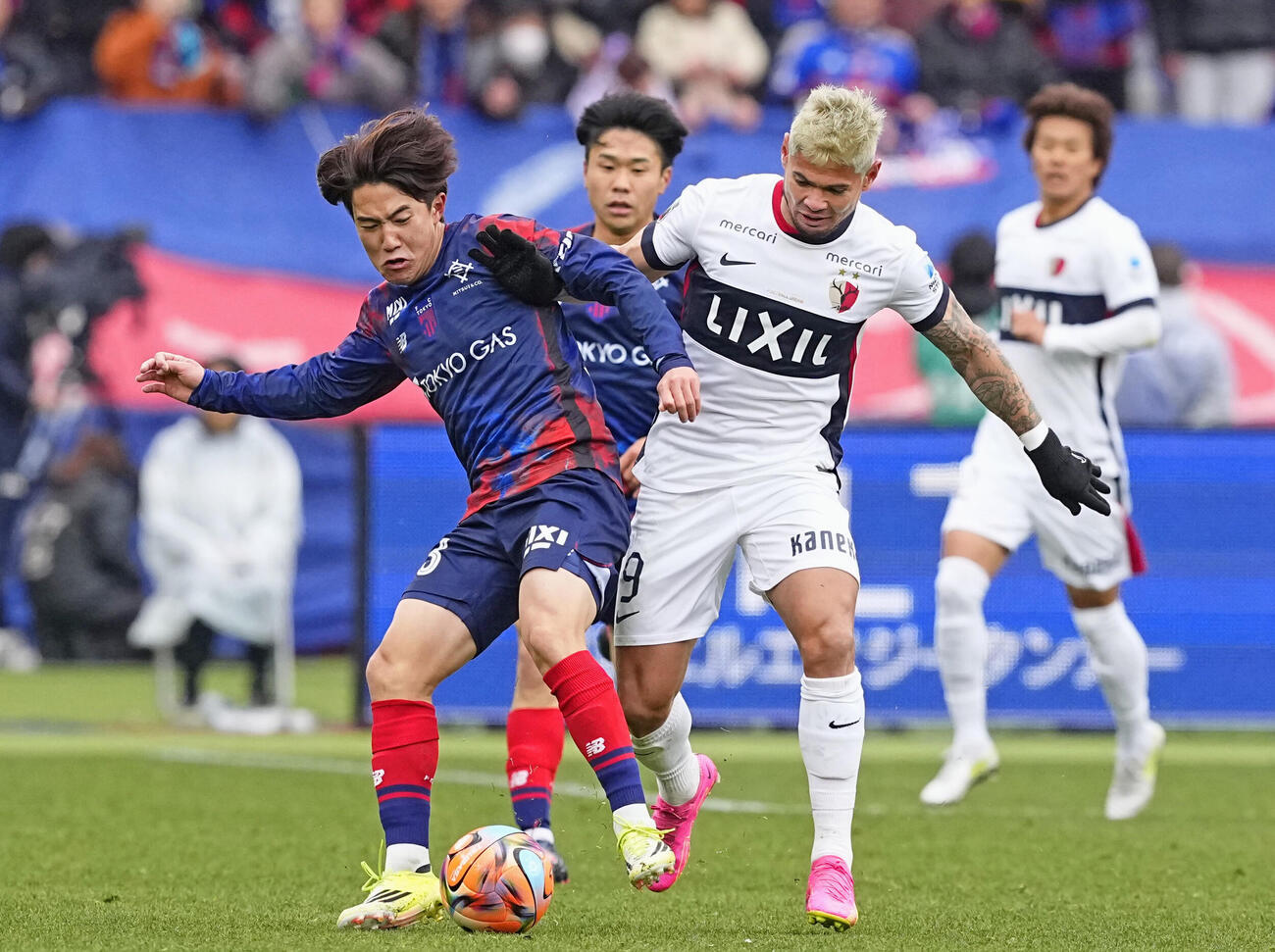 競り合うFC東京・佐藤龍（左）と鹿島レオセアラ（共同）