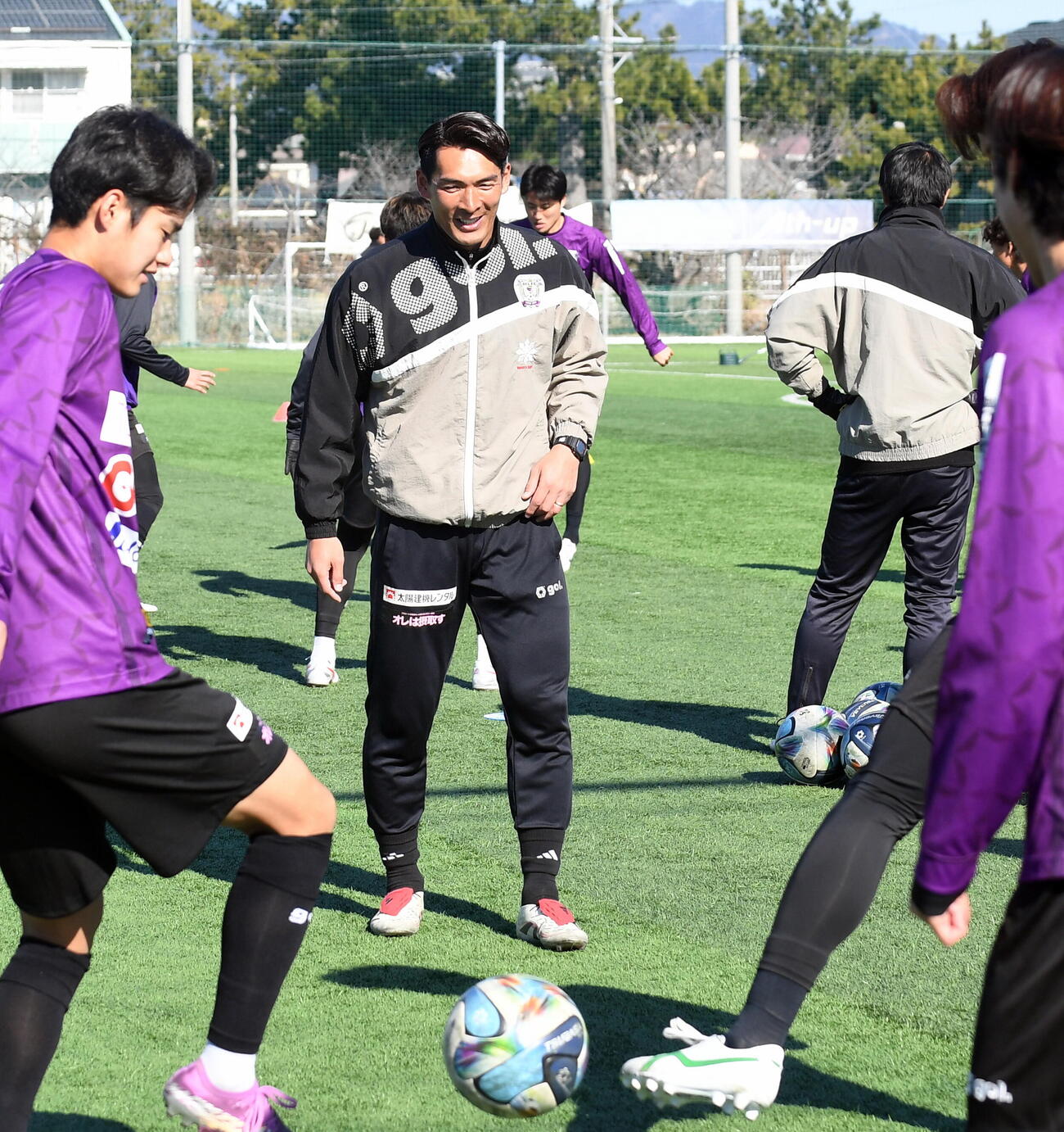 4日の公開練習、笑顔で選手たちとパス回しを行う藤枝槙野監督