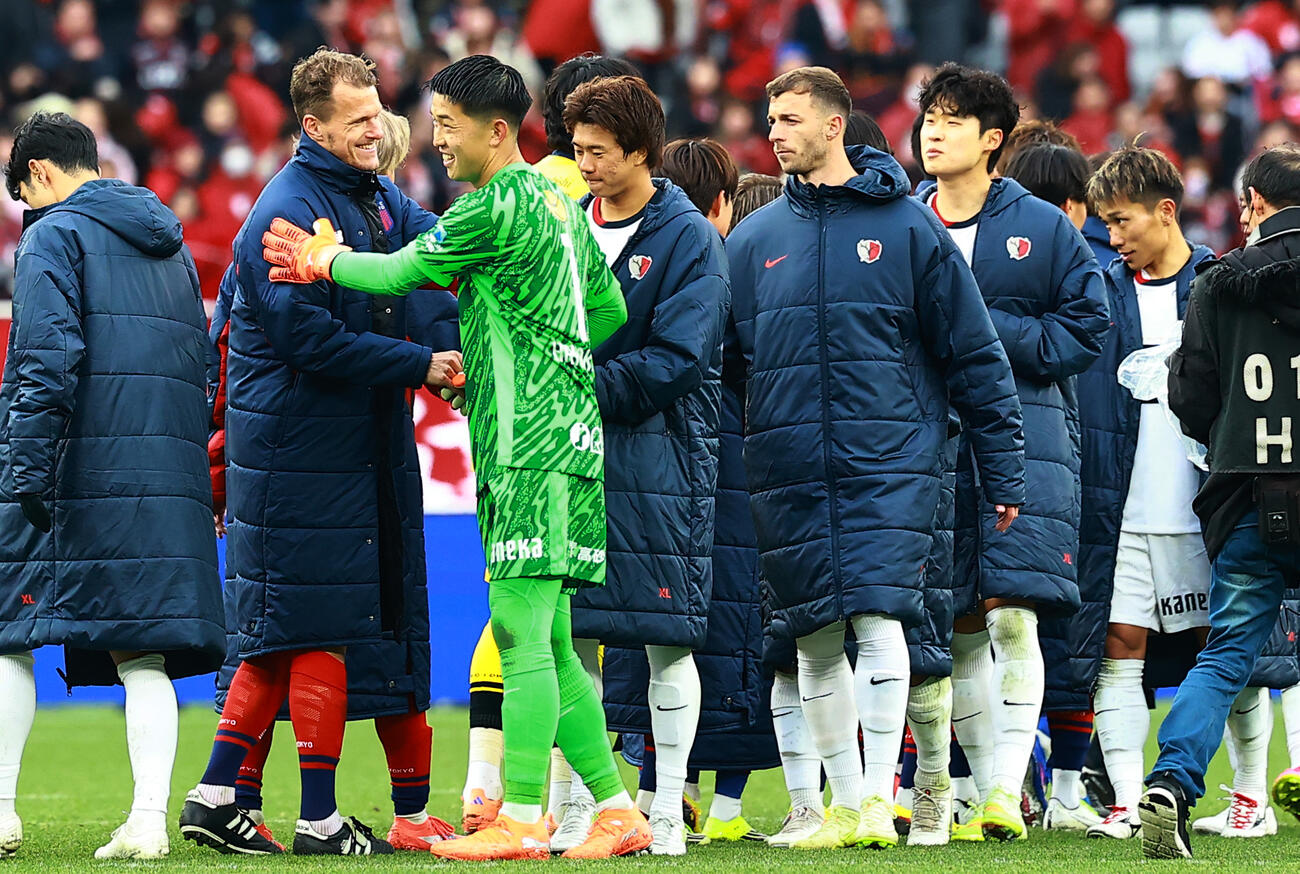 東京対鹿島　試合後に健闘をたたえ合う東京ショルツ（左）と鹿島GK早川（撮影・野上伸悟）
