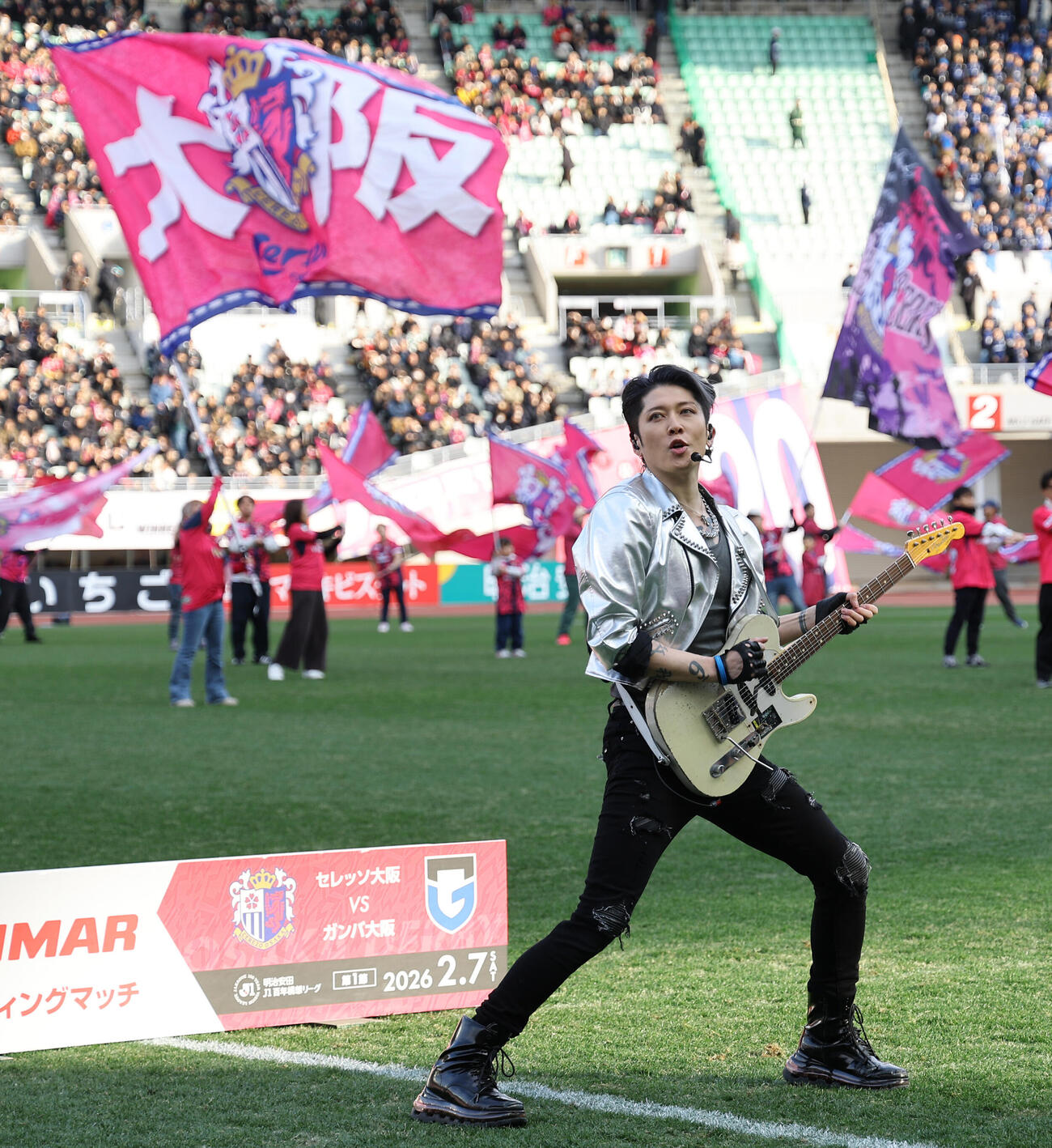 C大阪対G大阪　演奏するMIYAVI（撮影・上田博志）