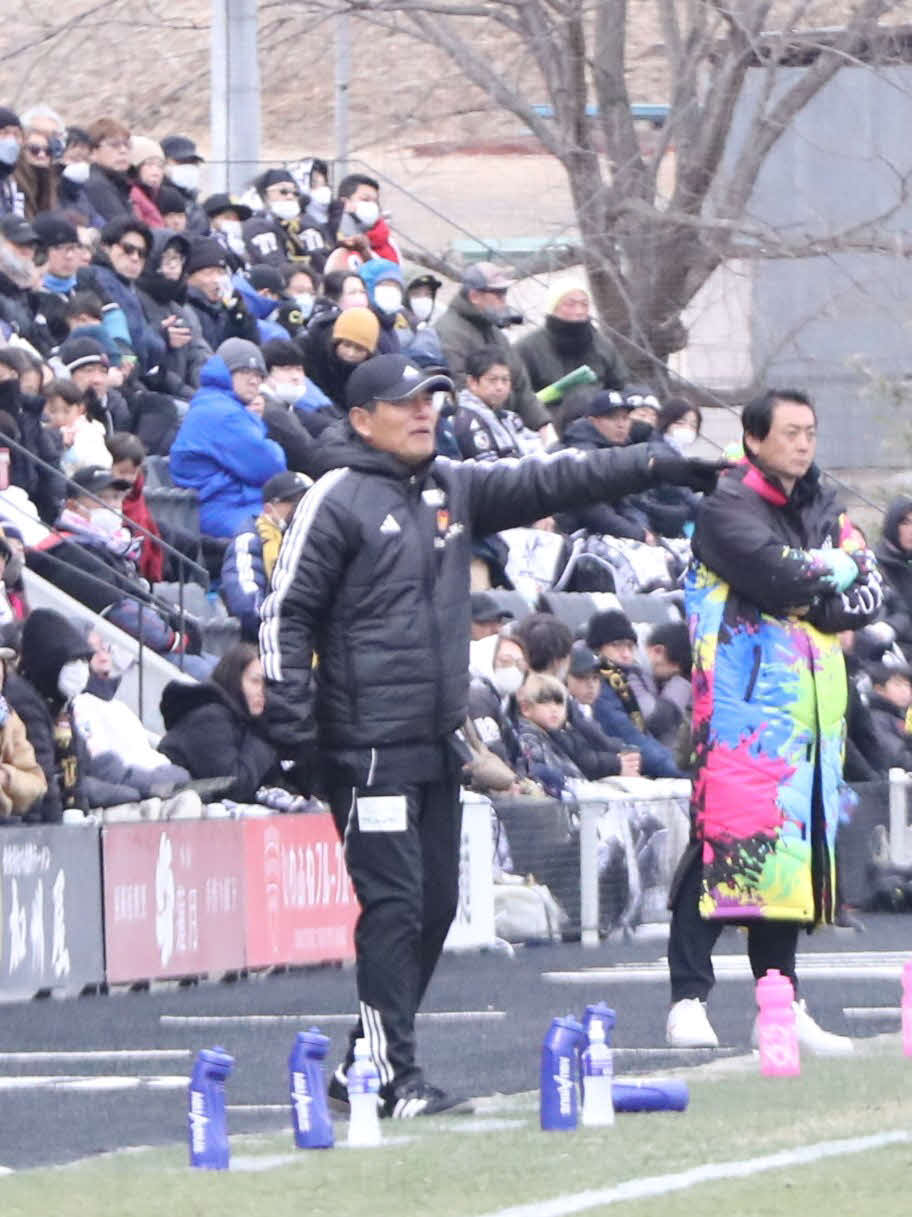 栃木シティ対仙台　戦況を見つめるJ2仙台森山監督（撮影・高橋香奈）