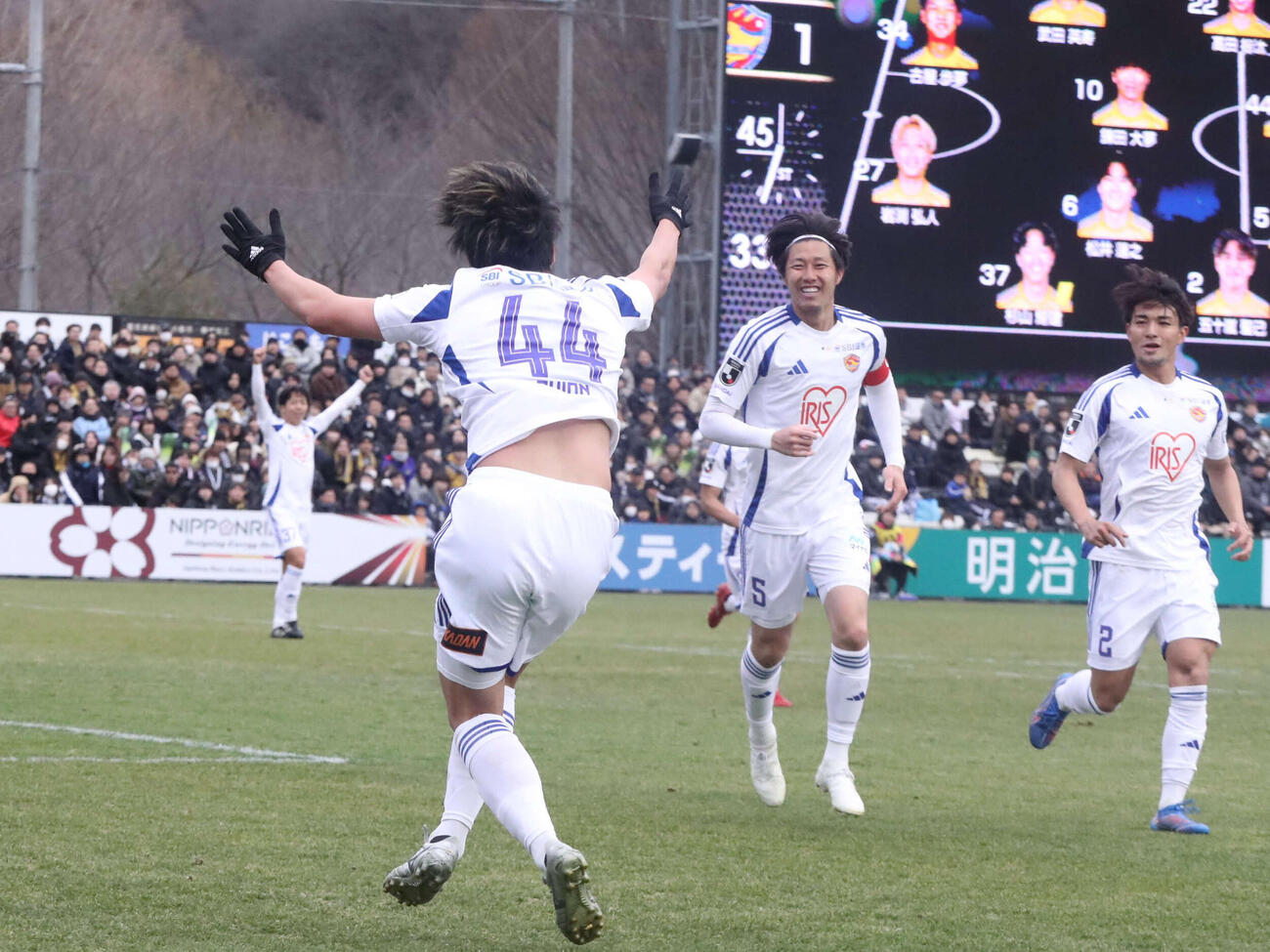 栃木シティ対仙台　前半34分、追加点を決めバック宙を披露するDF井上詩音（左）に駈け寄るDF菅田真啓（中央）とDF五十嵐（撮影・高橋香奈）