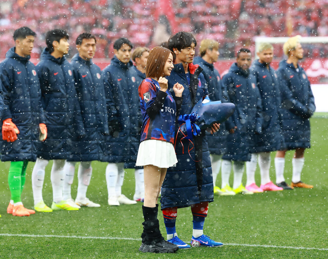 東京対鹿島　東京室屋成（右）に花束を渡す鈴木亜美（撮影・野上伸悟）