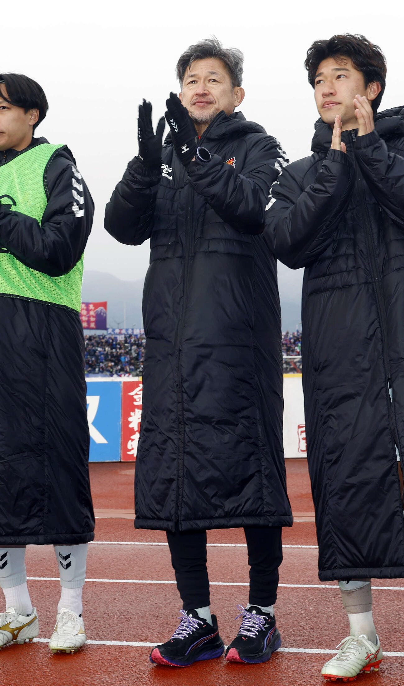 甲府対福島　試合後、サポーターにあいさつを行った福島カズ（撮影・山本朝陽）