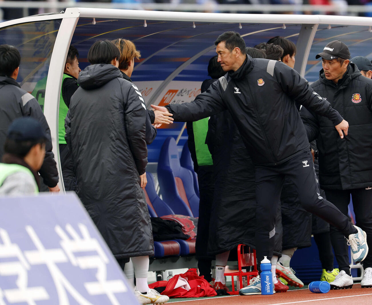 甲府対福島　試合後、カズ（三浦知良）と握手をする福島寺田監督（右）（撮影・山本朝陽）