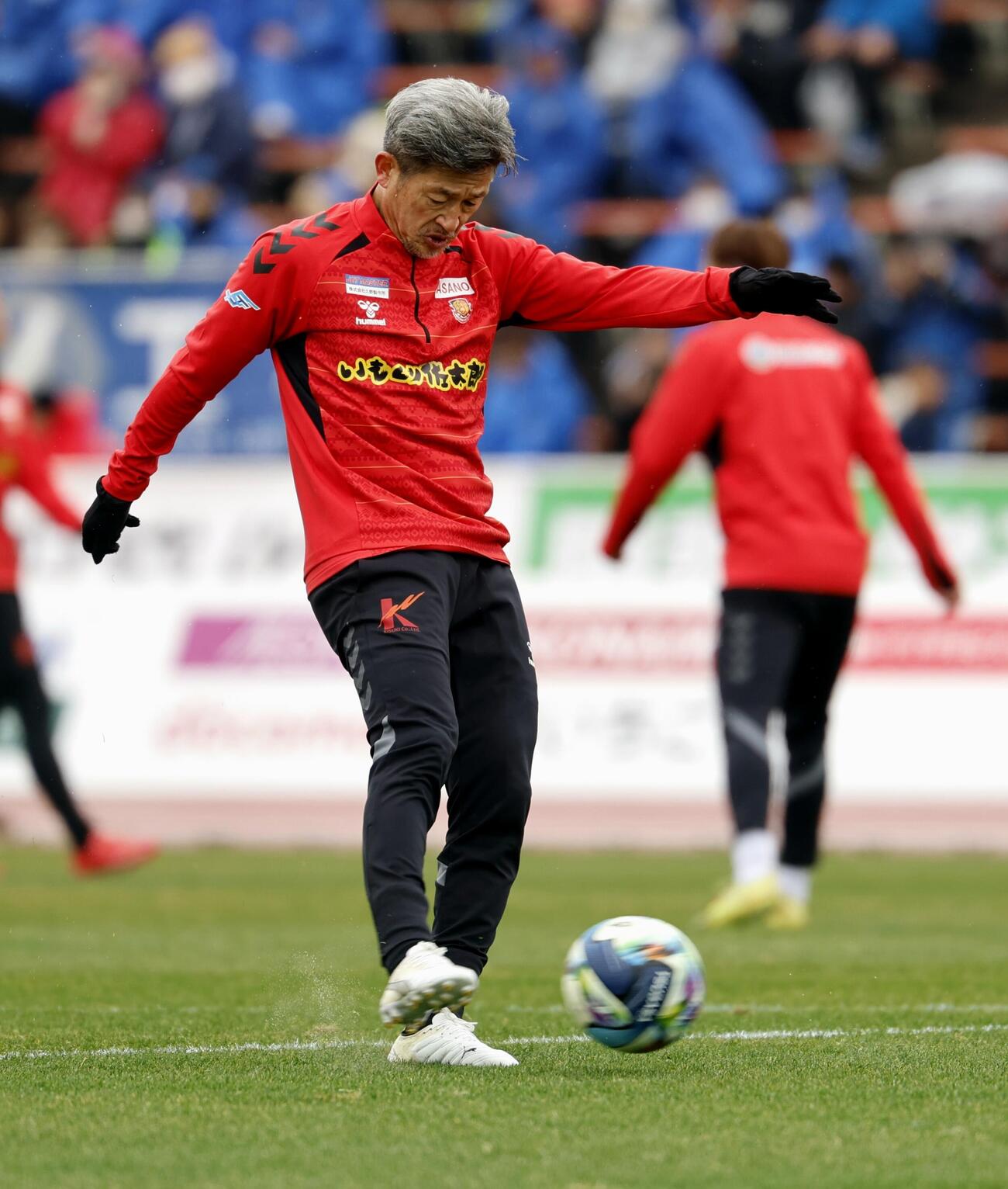 甲府対福島　試合前のウォーミングアップでシュートを放つ福島カズ（撮影・山本朝陽）