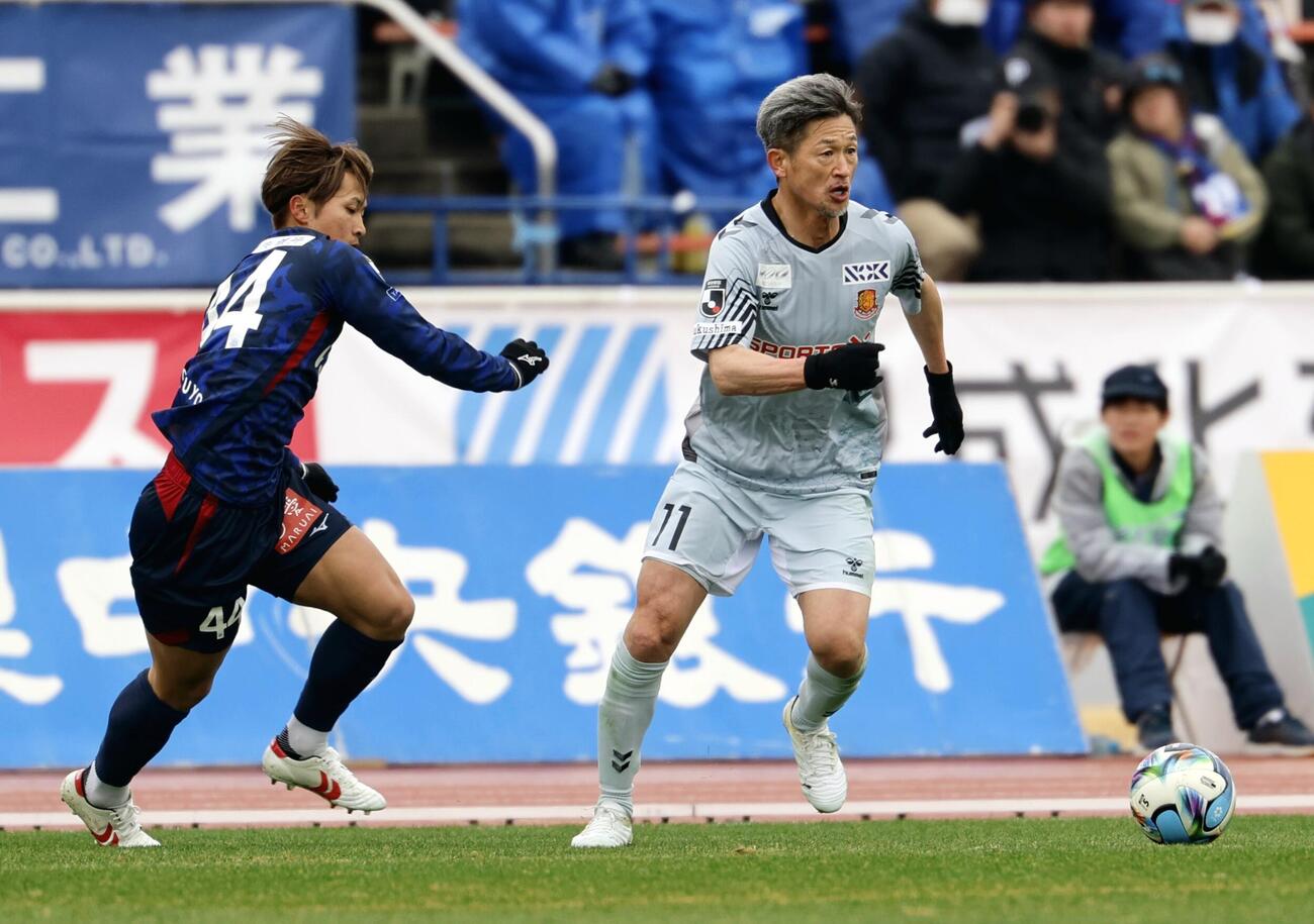 甲府対福島　前半、ドリブルで仕掛ける福島カズ（右）（撮影・山本朝陽）