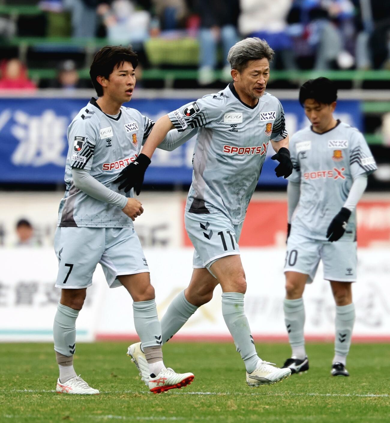 甲府対福島　前半、選手交代に向かう福島カズ（中央）（撮影・山本朝陽）