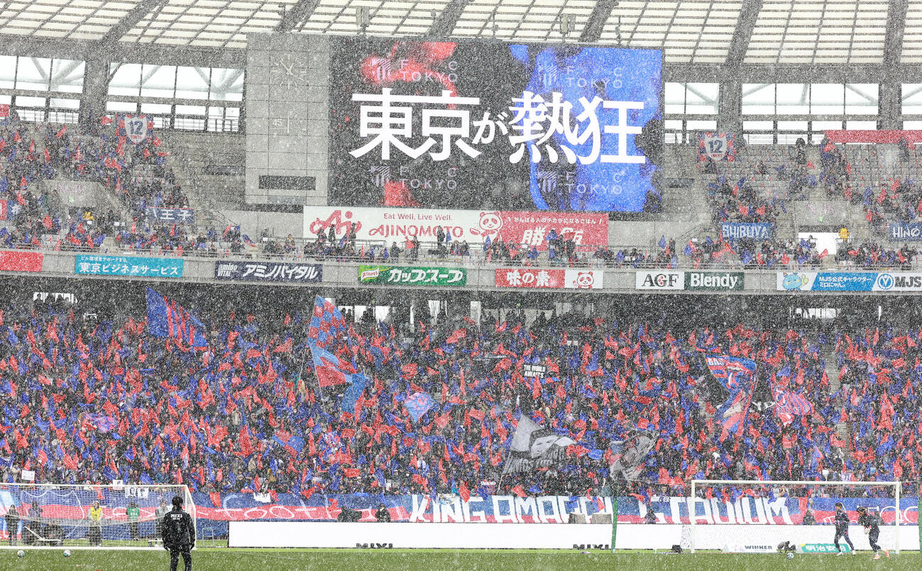 東京対鹿島　雪が舞う味の素スタジアム（撮影・野上伸悟）