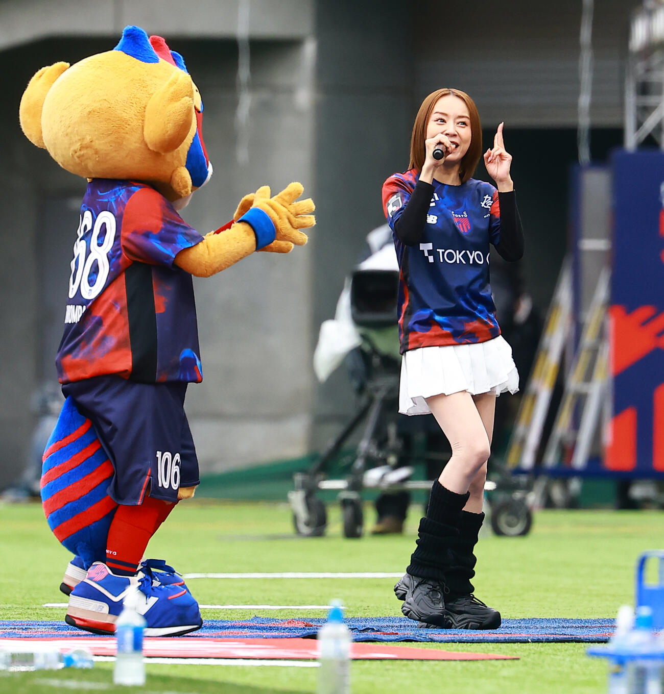 東京対鹿島　ハーフタイムに歌う鈴木亜美（撮影・野上伸悟）