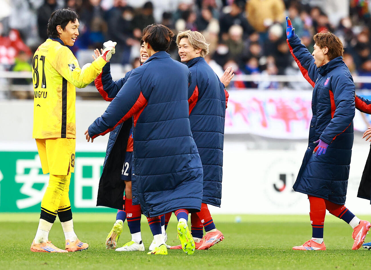 東京対鹿島　PK戦で勝利し喜ぶ東京GK金承奎（左端）ら（撮影・野上伸悟）
