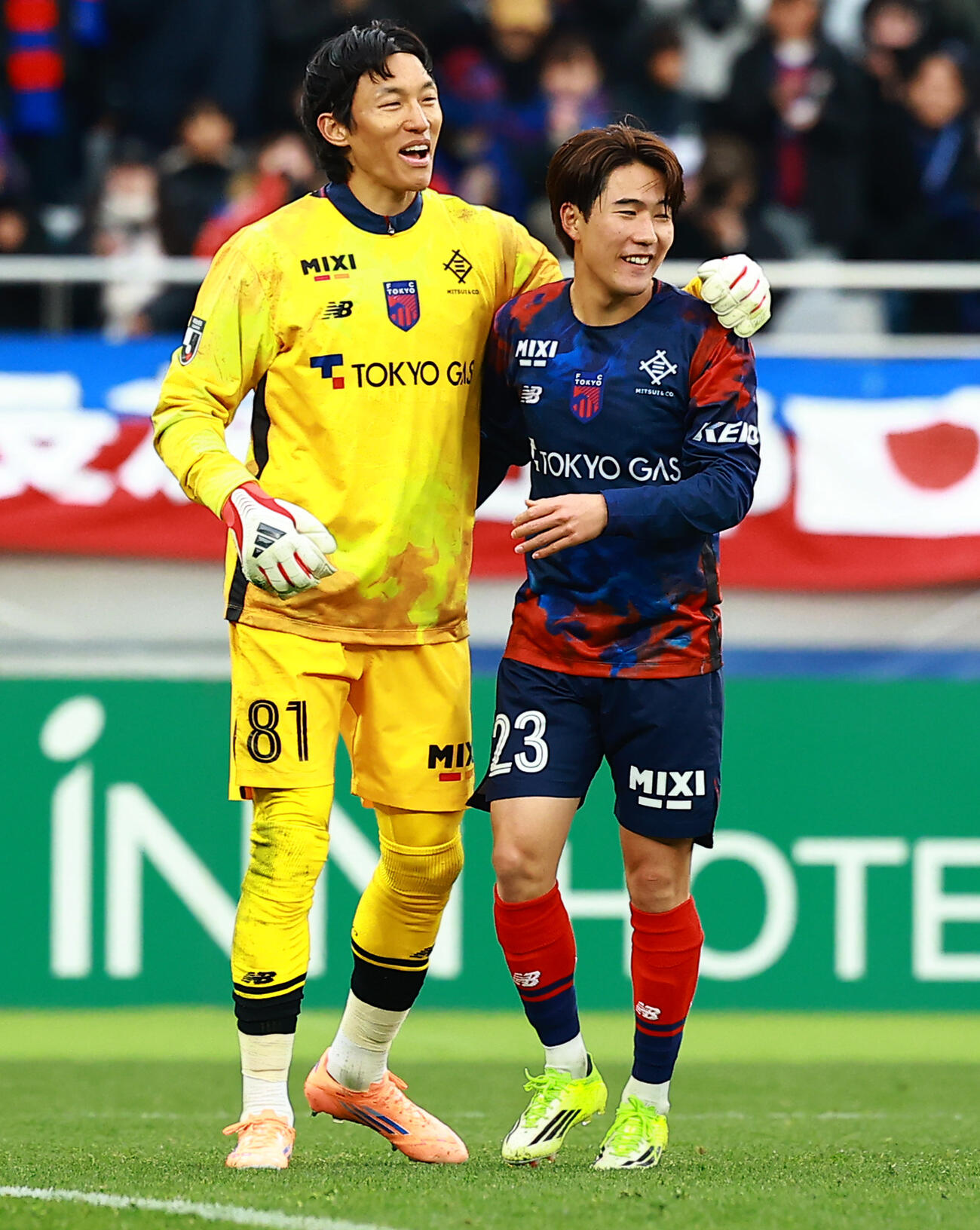 東京対鹿島　PK戦で勝利し喜ぶ東京GK金承奎（左）と佐藤龍（撮影・野上伸悟）