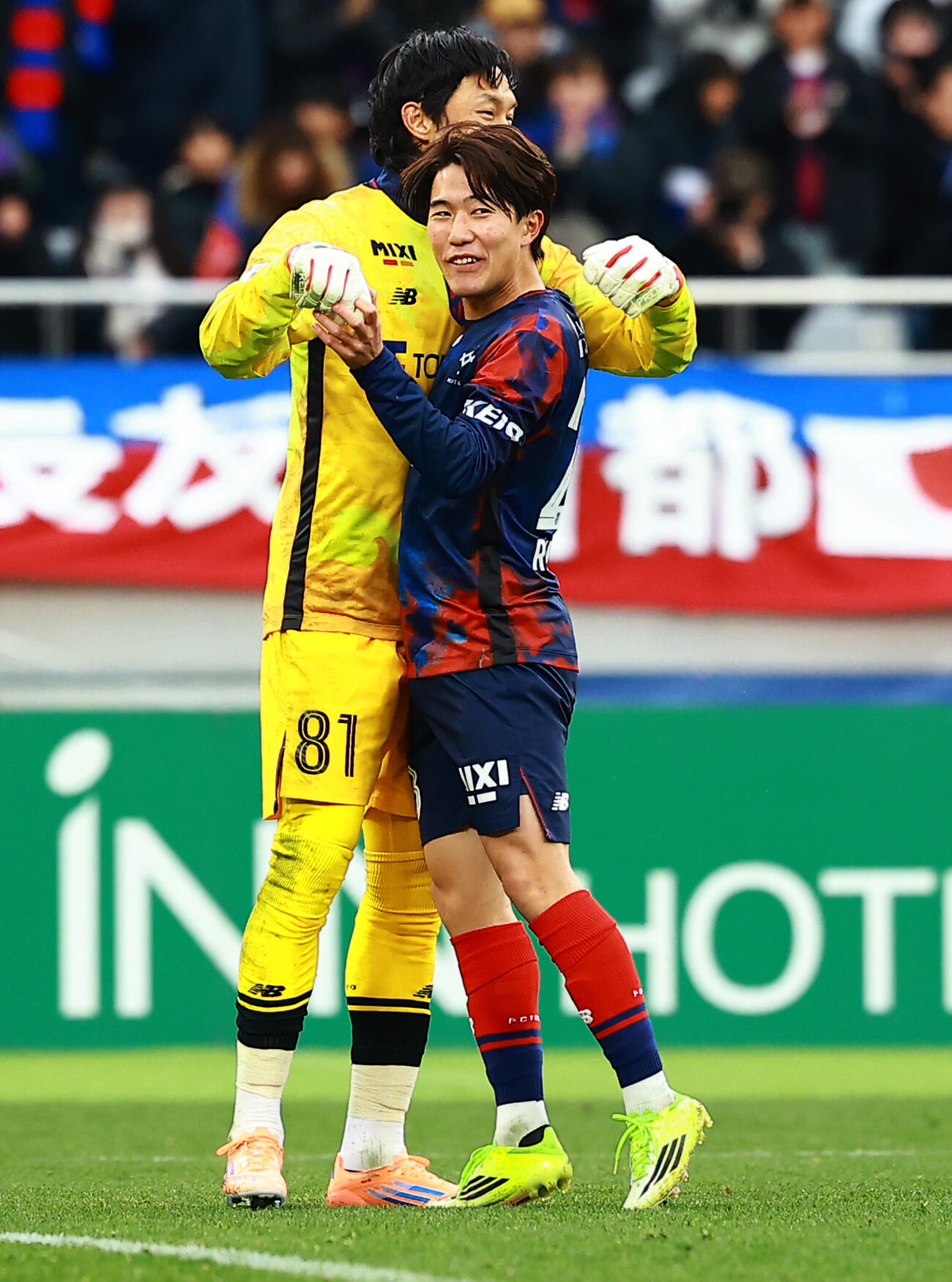 東京対鹿島　PK戦で勝利し喜ぶ東京GK金承奎（左）と佐藤龍（撮影・野上伸悟）