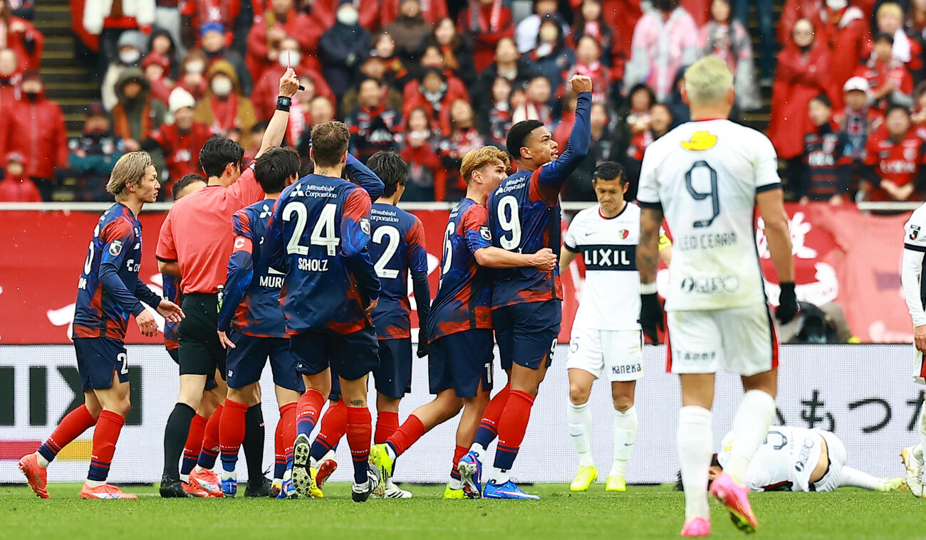 東京対鹿島　前半、鹿島三竿にレッドカードが出される（撮影・野上伸悟）