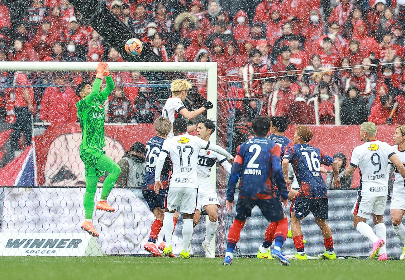 東京対鹿島　前半、DOUKIパンチングする鹿島GK早川（撮影・野上伸悟）