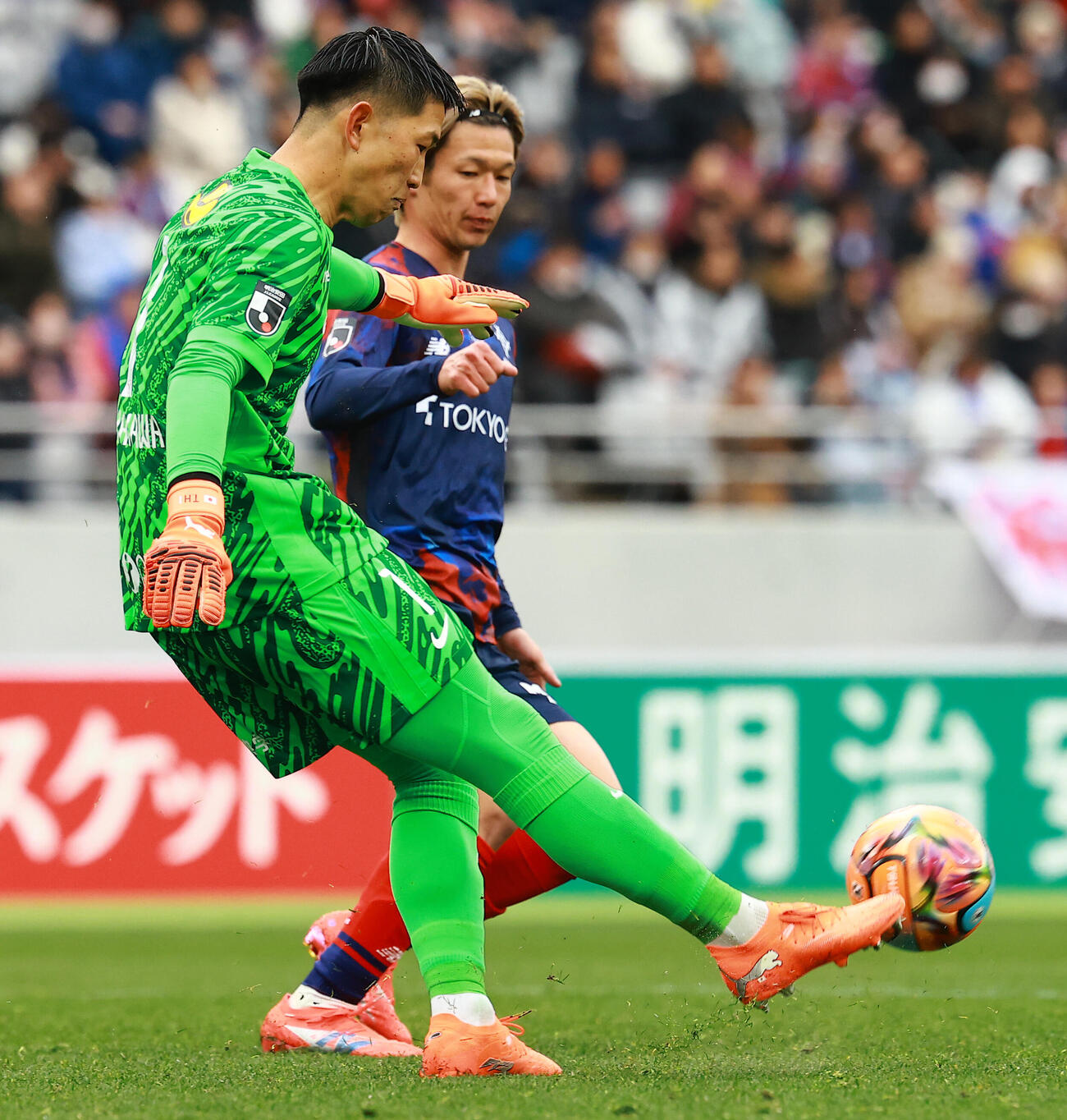 東京対鹿島　後半、キックする鹿島GK早川（撮影・野上伸悟）