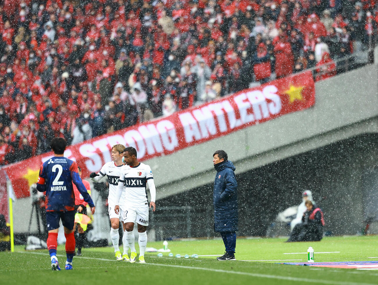 東京対鹿島　試合を見つめる鹿島鬼木監督（撮影・野上伸悟）