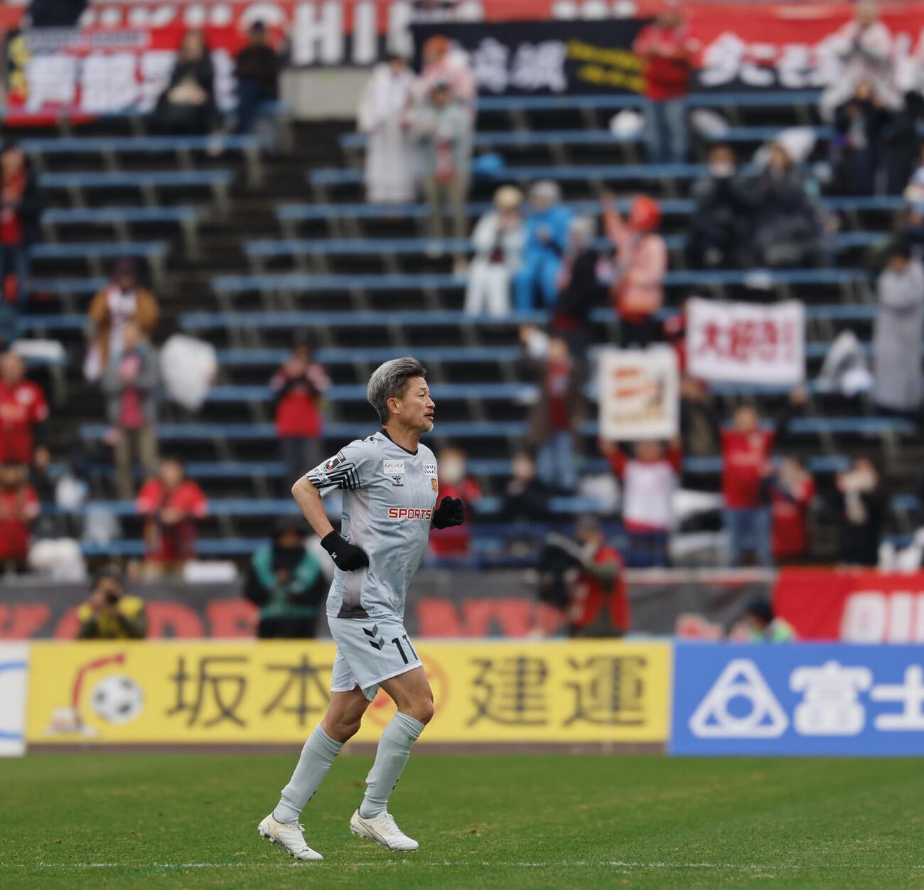 甲府対福島　前半、スタジアム全体から拍手を受け、選手交代に向かう福島カズ（撮影・山本朝陽）