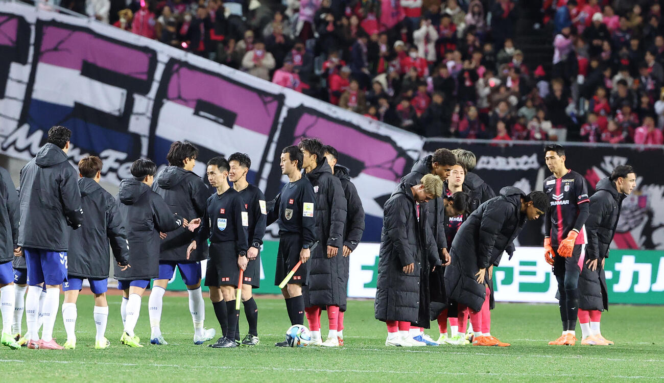 C大阪対G大阪　PK戦で敗れたC大阪イレブンは肩を落とす（撮影・上田博志）