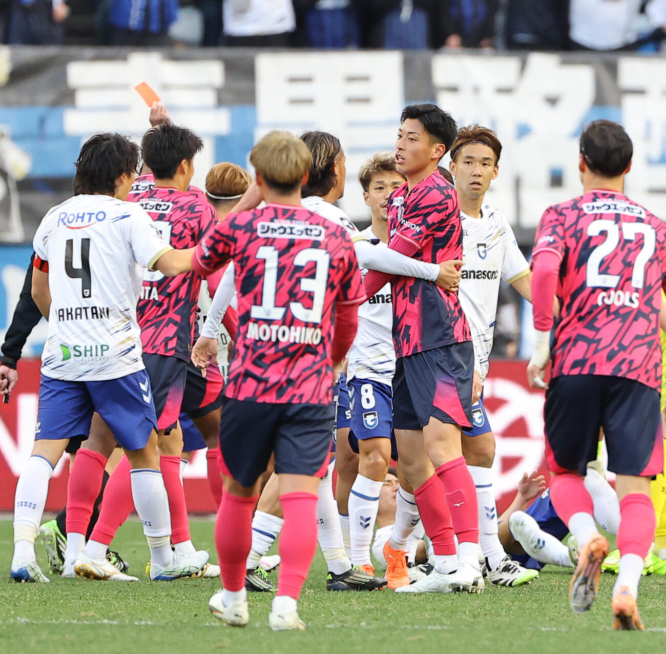 C大阪対G大阪　前半、C大阪田中（右から3人目）は退場となる（撮影・上田博志）