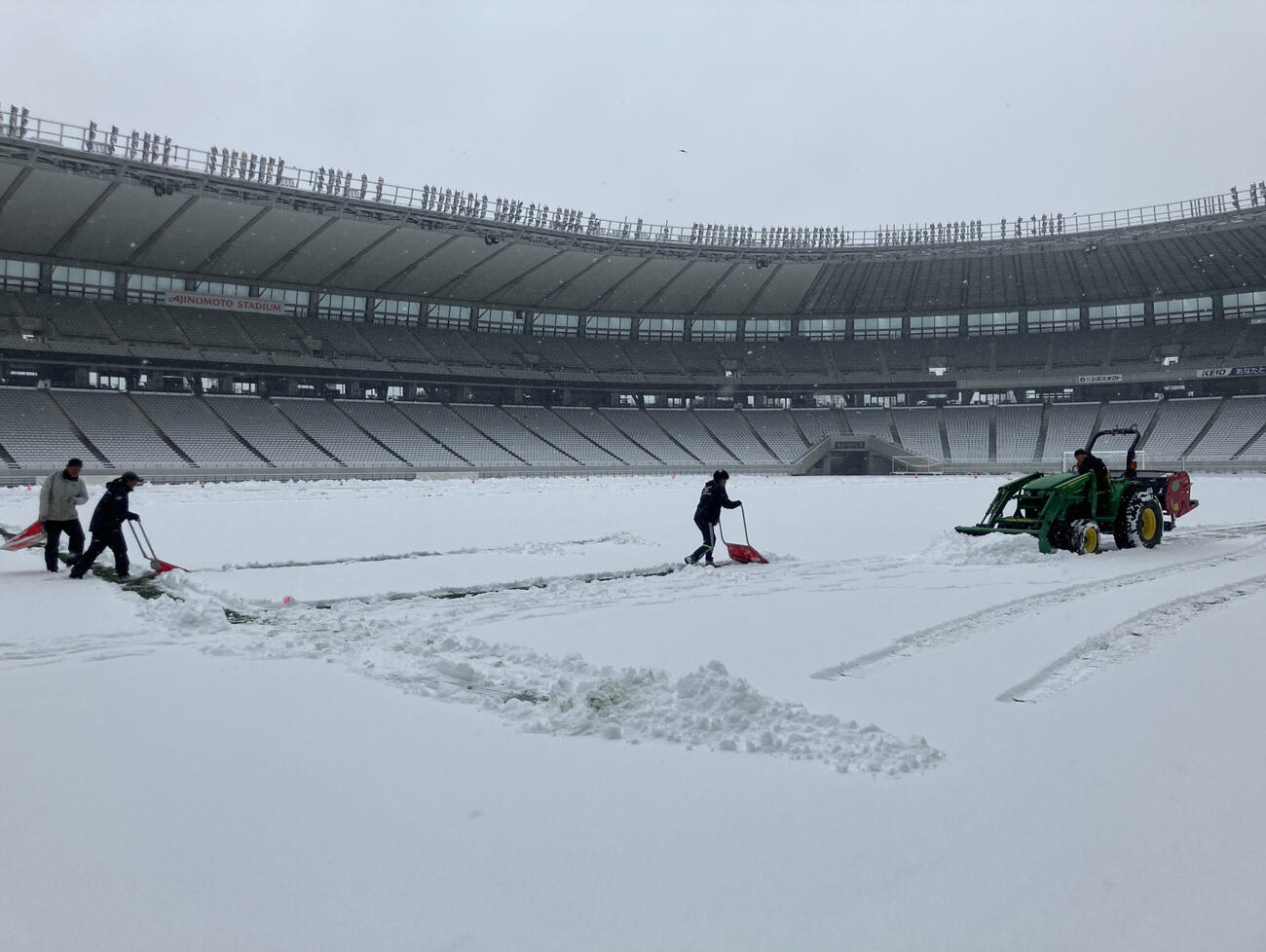 ピッチの除雪作業を行う運営スタッフ（東京ヴェルディ公式Xから）