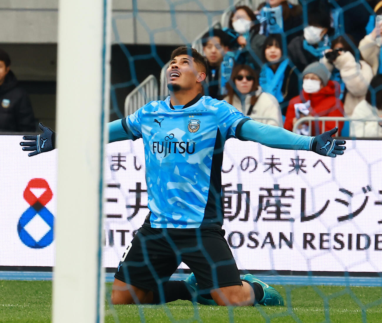 川崎対柏　前半、2点目のゴールを決め喜ぶ川崎エリソン（撮影・野上伸悟）