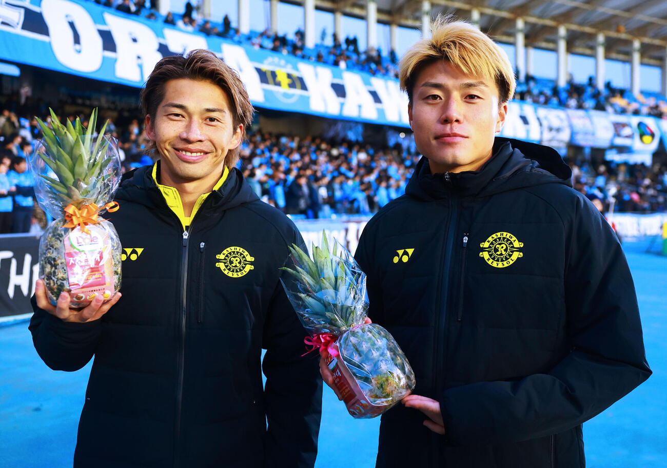川崎対柏　ゴールを決めた元川崎の柏瀬川（左）と柏山内は、試合後に川崎さぽにあいさつに行き、パイナップルを贈られる（撮影・野上伸悟）