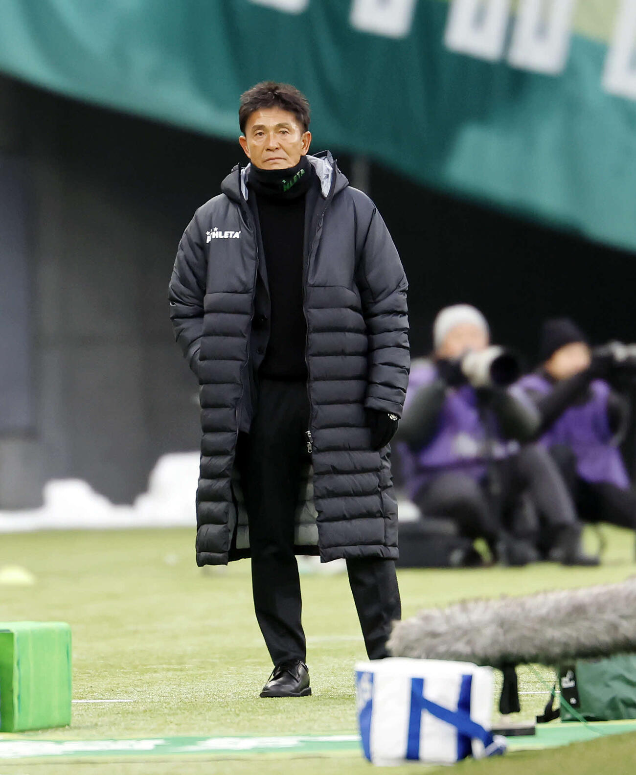 東京V対水戸　前半、戦況を見守る東京V城福監督（撮影・山本朝陽）