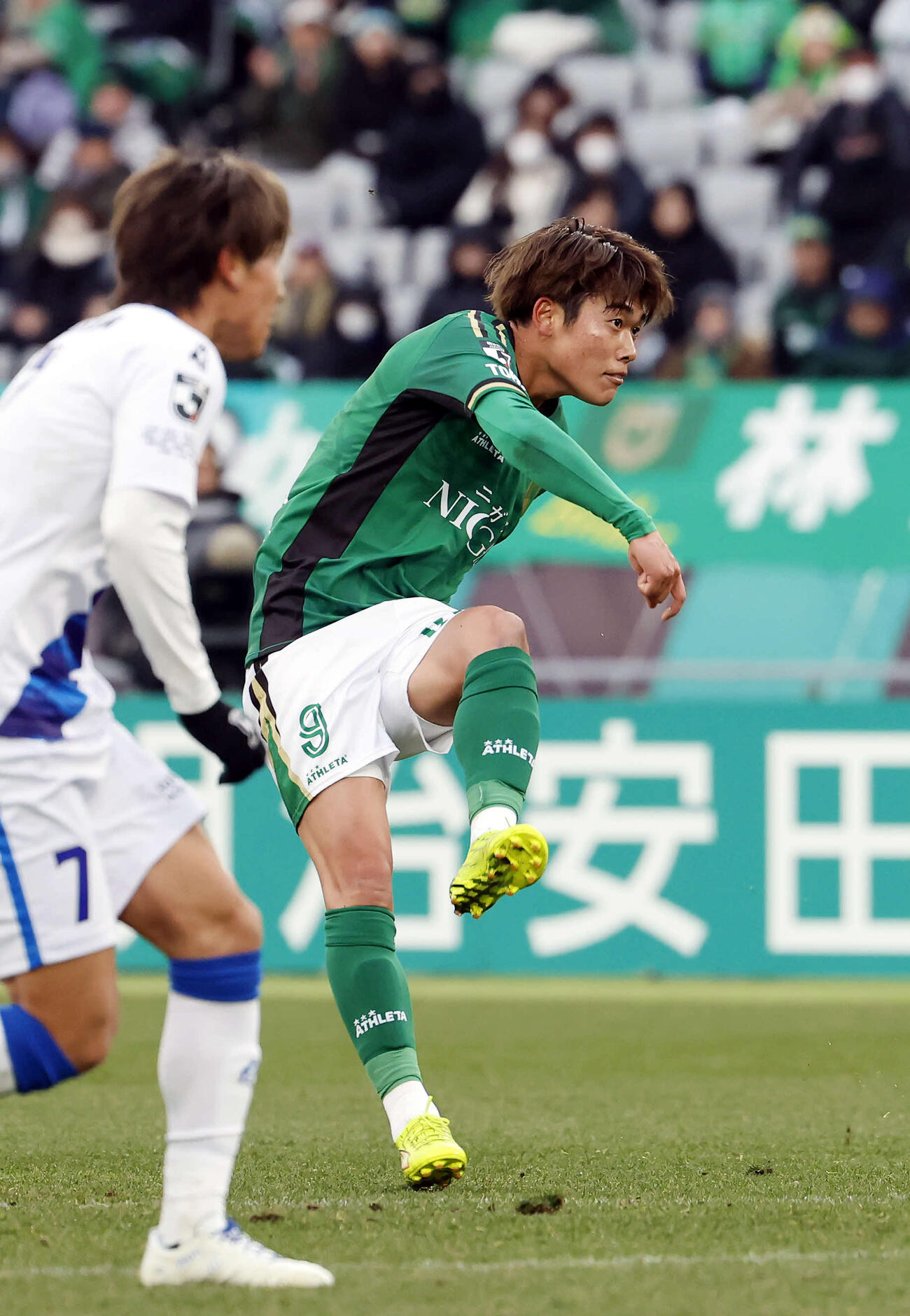 東京V対水戸　前半、シュートを放つ東京V染野（撮影・山本朝陽）