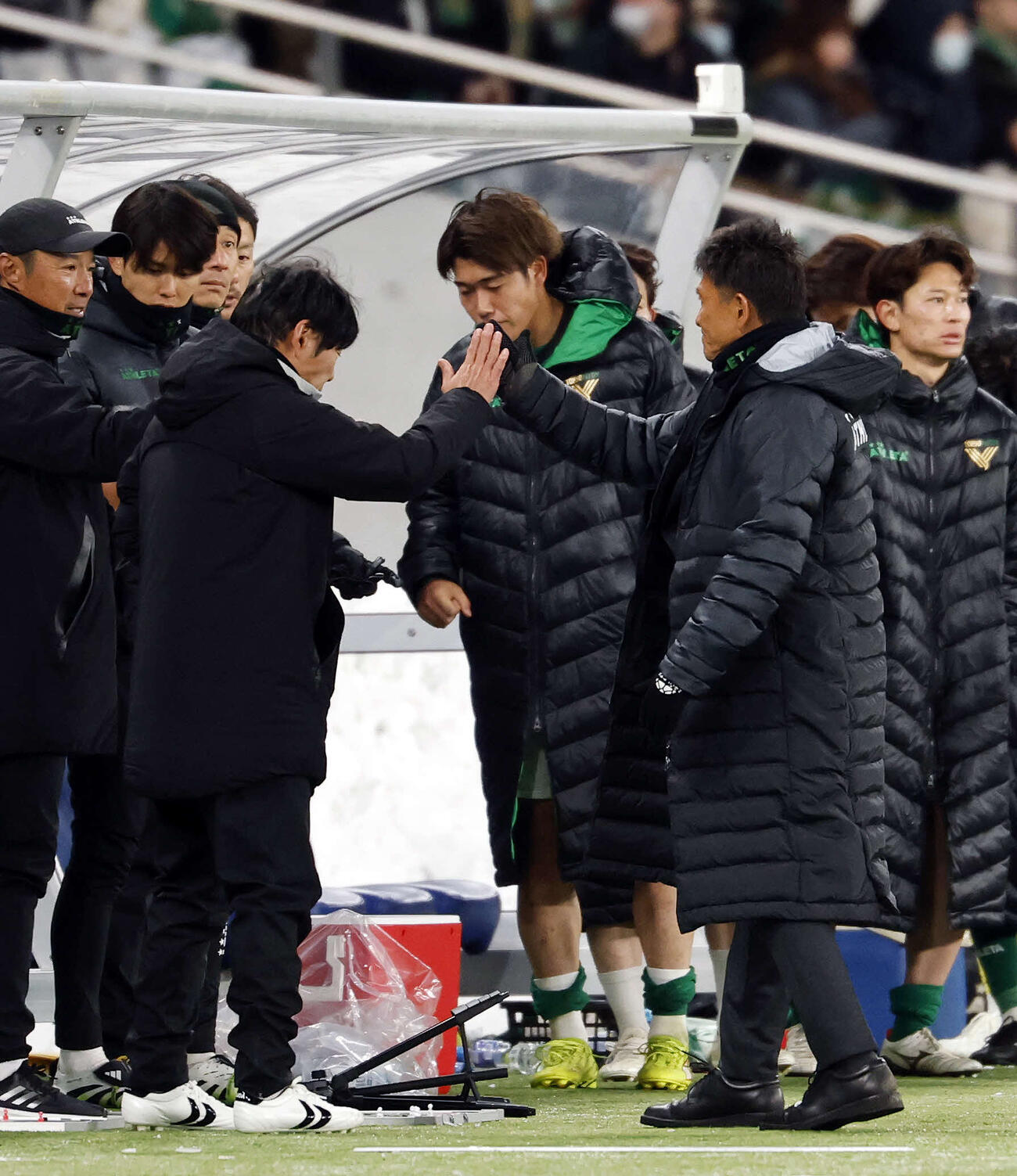 東京V対水戸　水戸に勝利し、コーチ陣とハイタッチをする東京V城福監督（右）（撮影・山本朝陽）