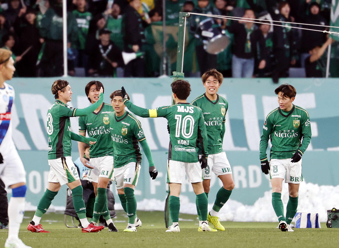 東京V対水戸　後半、松橋のゴールを喜ぶ東京Vイレブン（撮影・山本朝陽）