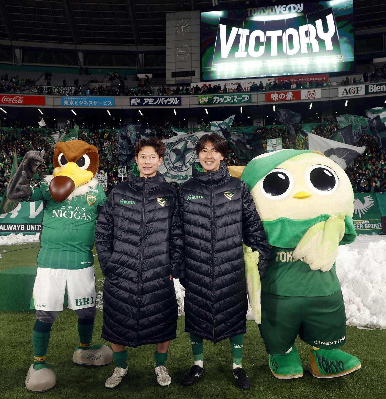 東京V対水戸　試合後、記念撮影を行った東京V齊藤（左）と松橋（撮影・山本朝陽）