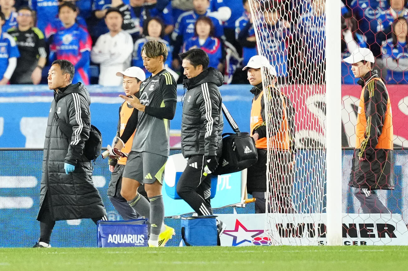 6日、町田戦の前半、負傷し交代した横浜GK朴一圭（左から3人目）