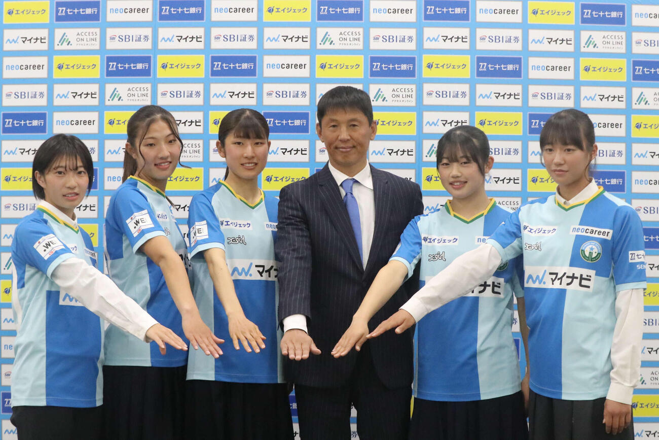 新加入選手会見に臨んだマイナビ仙台・左からMF篠田、FW津田、DF岩城、須永監督、MF菊地、FW松井（撮影・高橋香奈）
