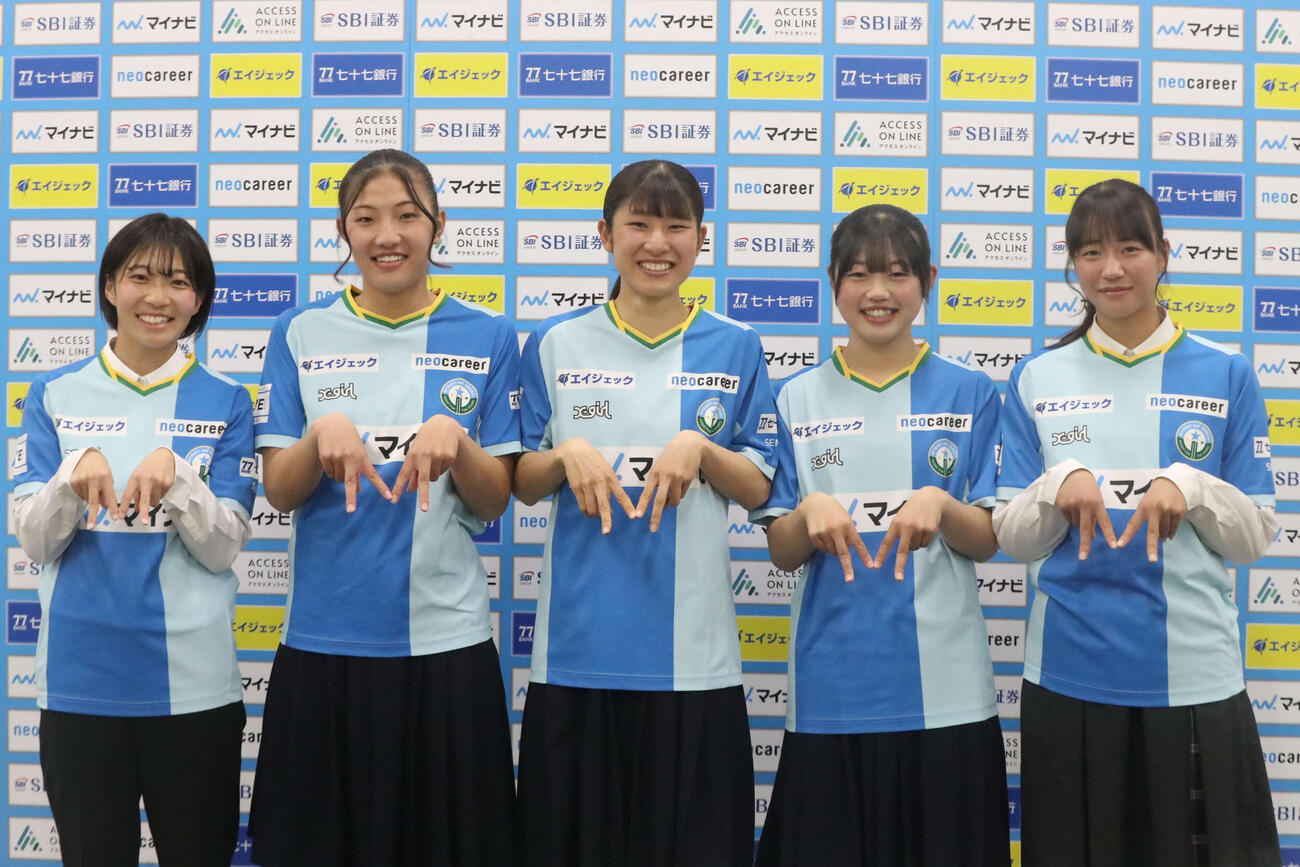 新加入選手会見に臨んだマイナビ仙台・左からMF篠田、FW津田、DF岩城、MF菊地、FW松井（撮影・高橋香奈）