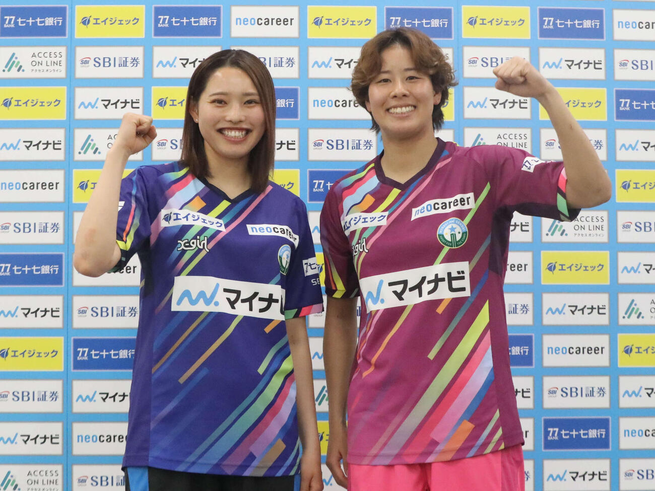 復興応援ユニフォームを着用したマイナビ仙台FW広沢（左）とGK伊藤（撮影・高橋香奈）