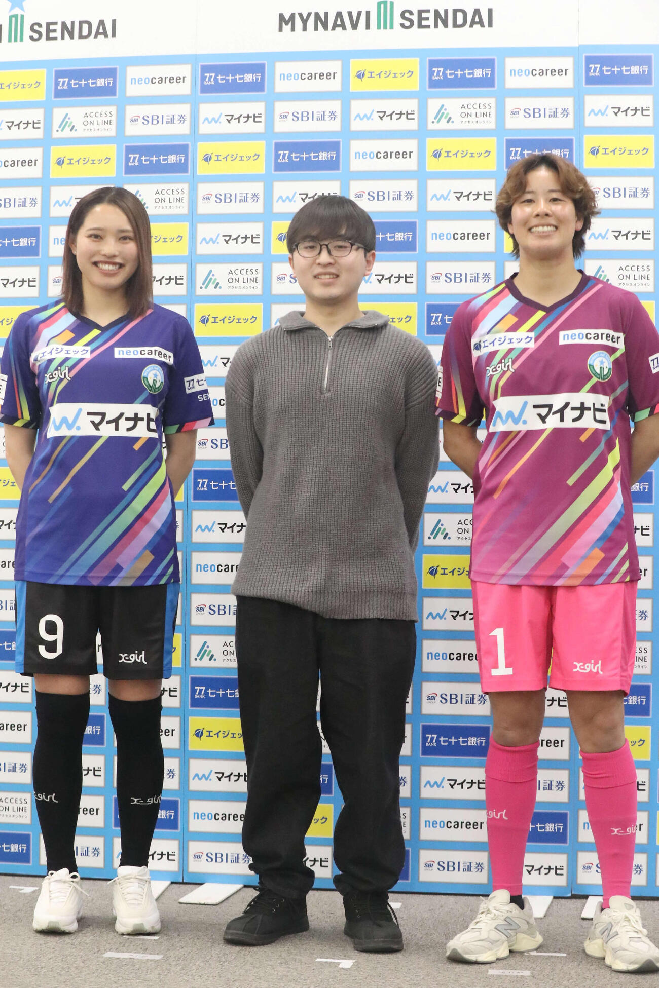 復興応援ユニフォームを着用したマイナビ仙台FW広沢（左）とGK伊藤（右）とデザインをした小泉さん（撮影・高橋香奈）